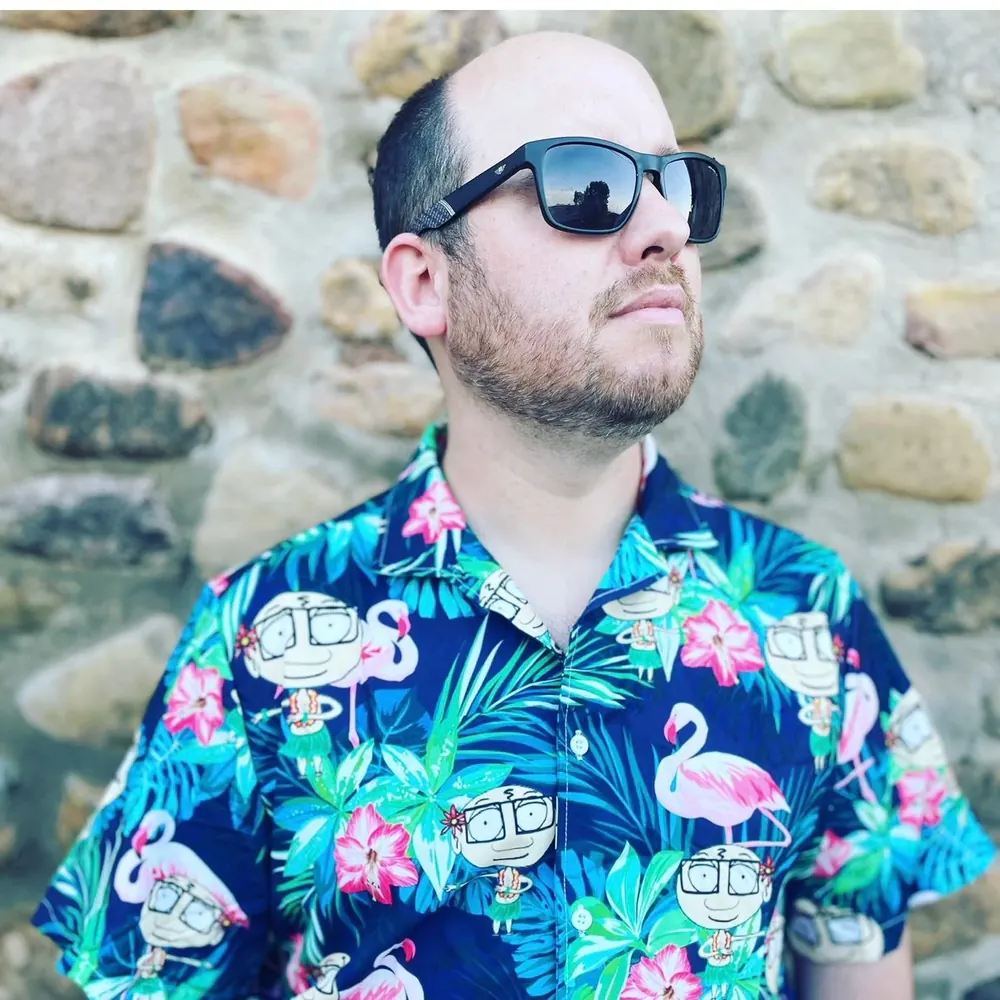 Alberto Álvarez Morillas, Pizarrín, con una camisa de colores.
