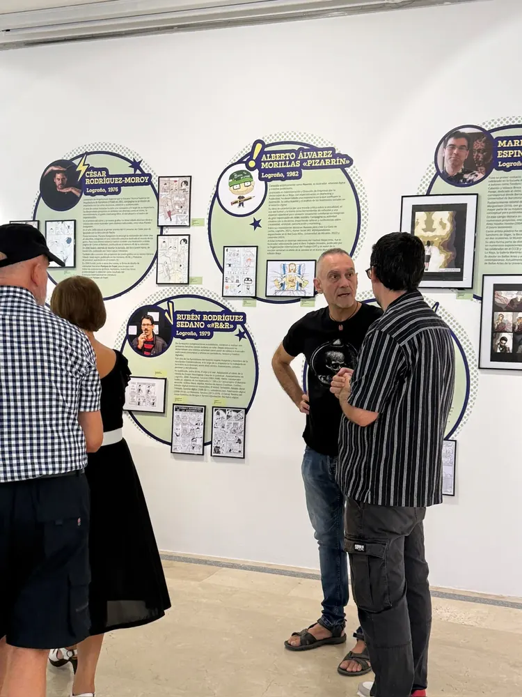 Vista de la exposición Tebeos con el panel de Alberto Álvarez Morillas, Pizarrín, y sus dibujos entre otros autores riojanos.